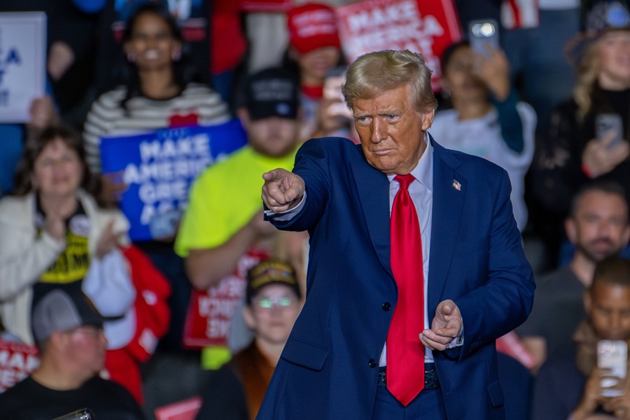 Trump promete prosperidad para latinos mientras estigmatiza a migrantes en Pensilvania