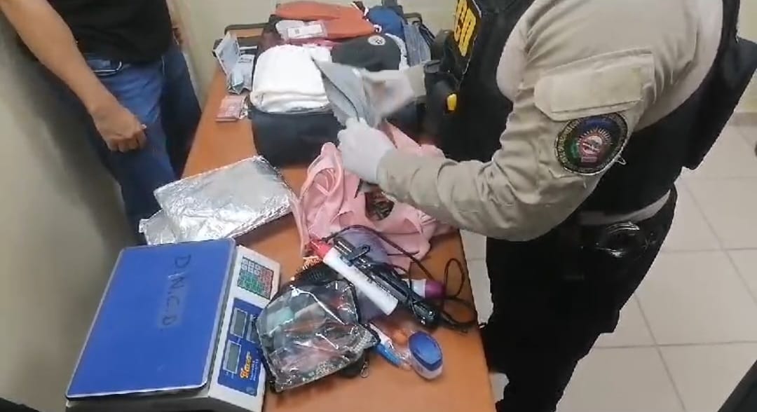 Arrestan extranjera en Aeropuerto del Cibao y les ocupan dos paquetes de presunta cocaína Arrestan extranjera en Aeropuerto del Cibao y les ocupan dos paquetes de presunta cocaína
