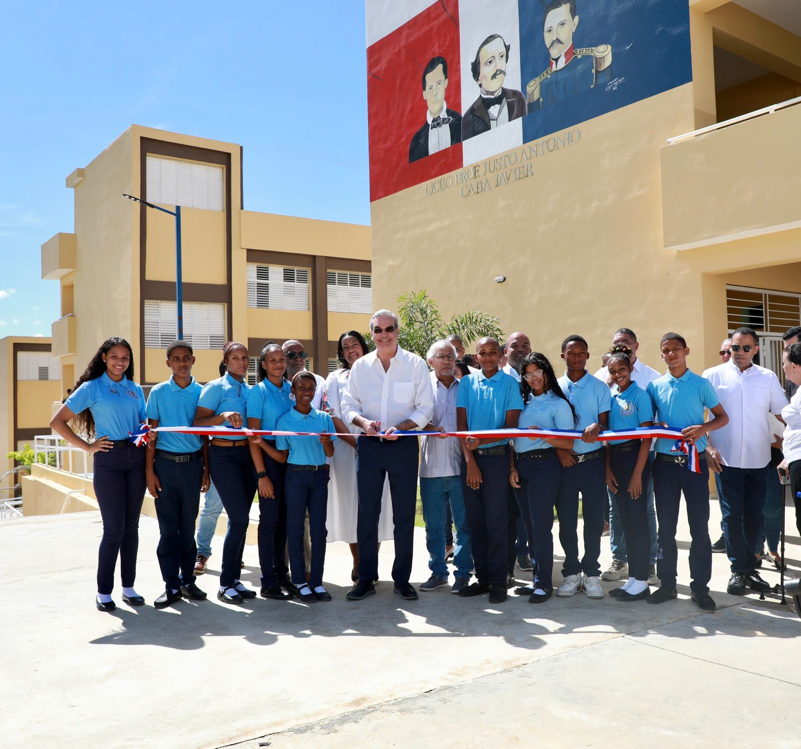 Abinader anuncia construcción de 4000 aulas para el 2025; inaugura centros educativos en Pantoja y Pedro Brand