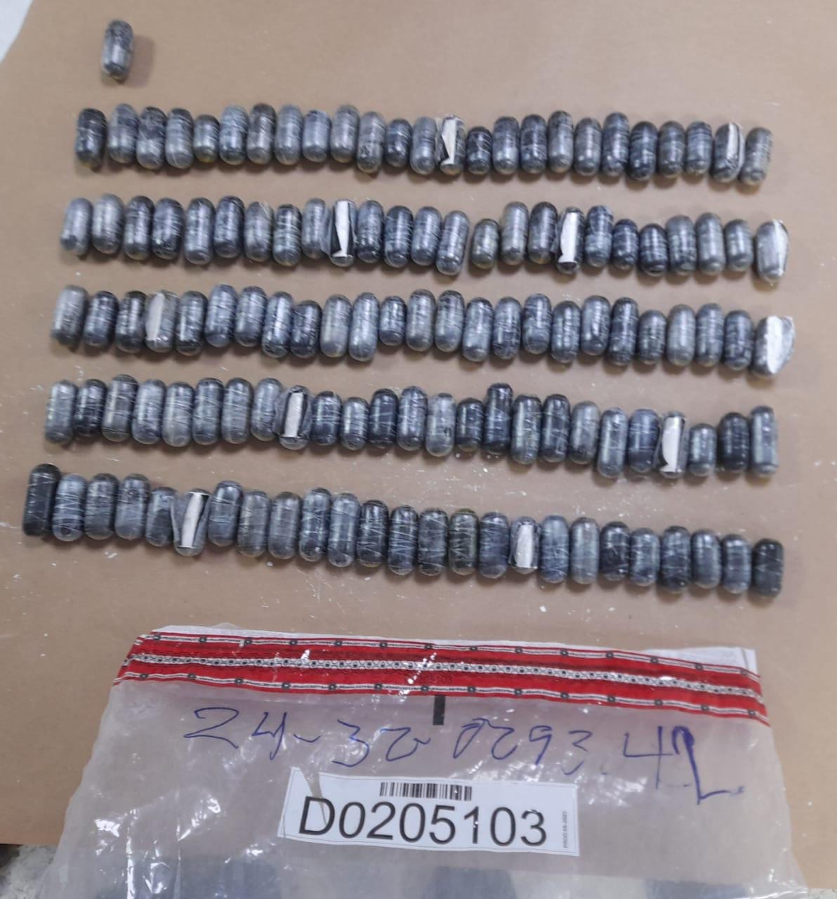 Detienen franceses en el AILA que expulsaron 340 bolsitas de cocaína