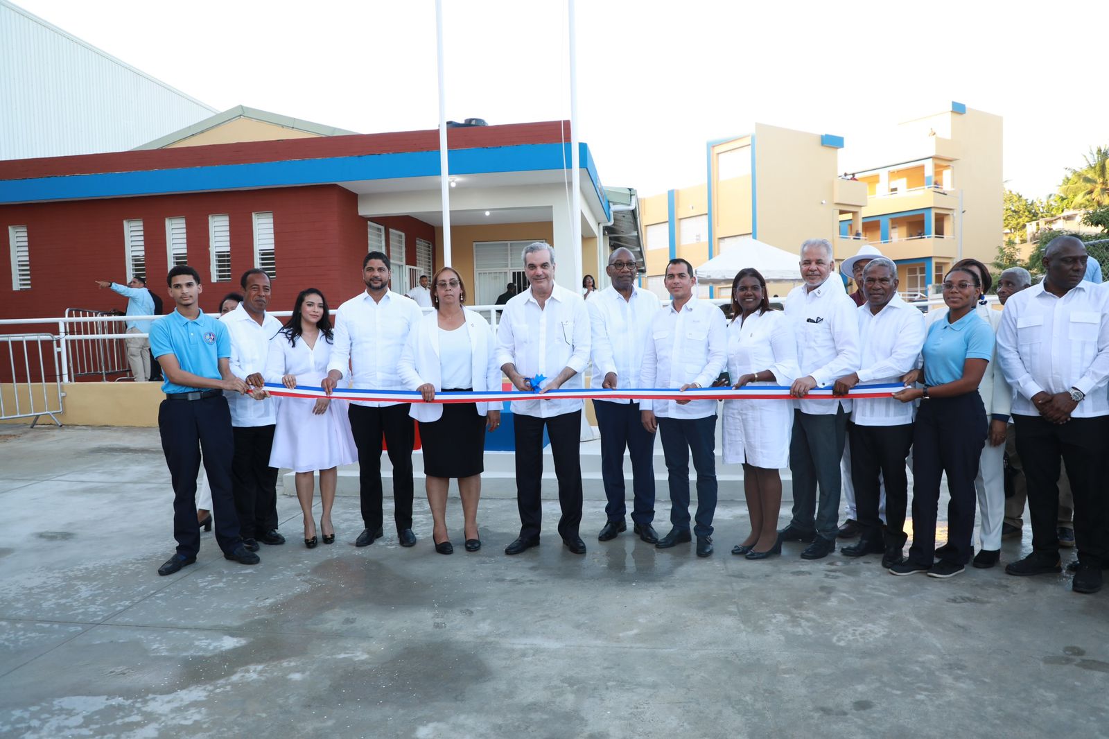 Abinader inaugura un Liceo Experimental, un Salón Multiuso de la UASD y un CAIPI, en San Cristóbal