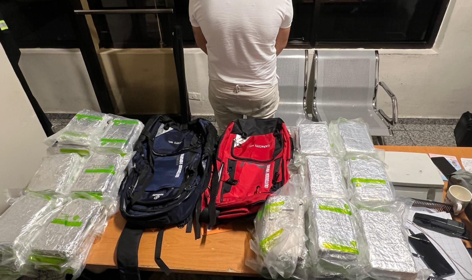 Intervienen extranjero viajaría a España con 40 paquetes de presunta cocaína