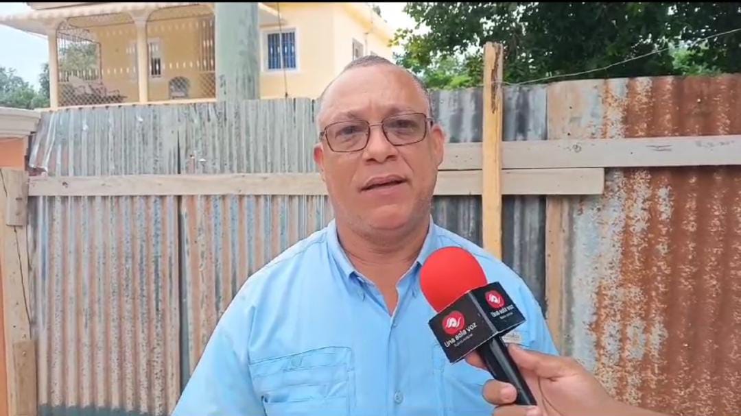 Senador Johnnson Encarnación da seguimiento construcción de casa en favor de familia de escasos recursos
