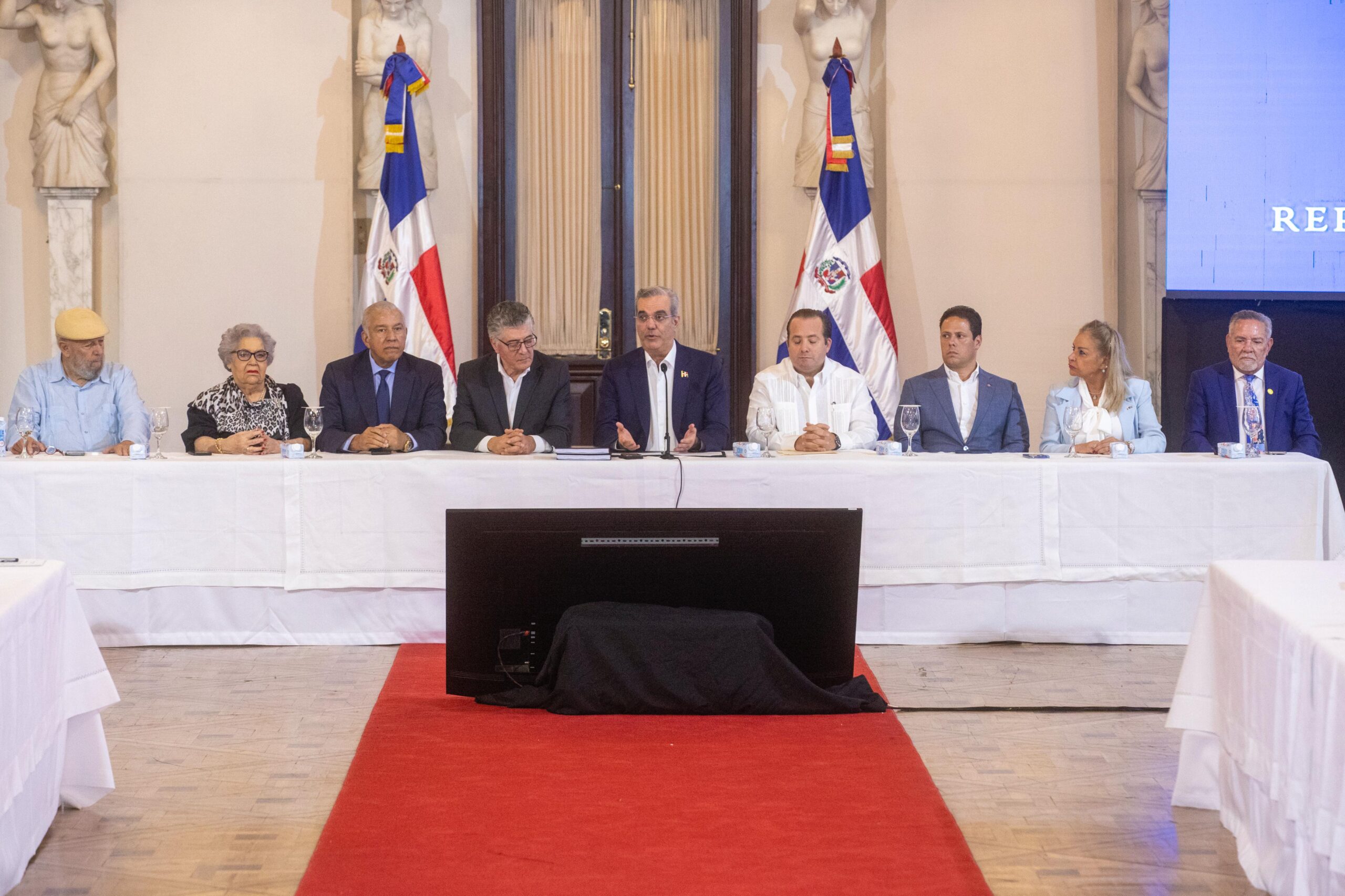 Abinader juramenta comités de apoyo a la reforma penitenciaria