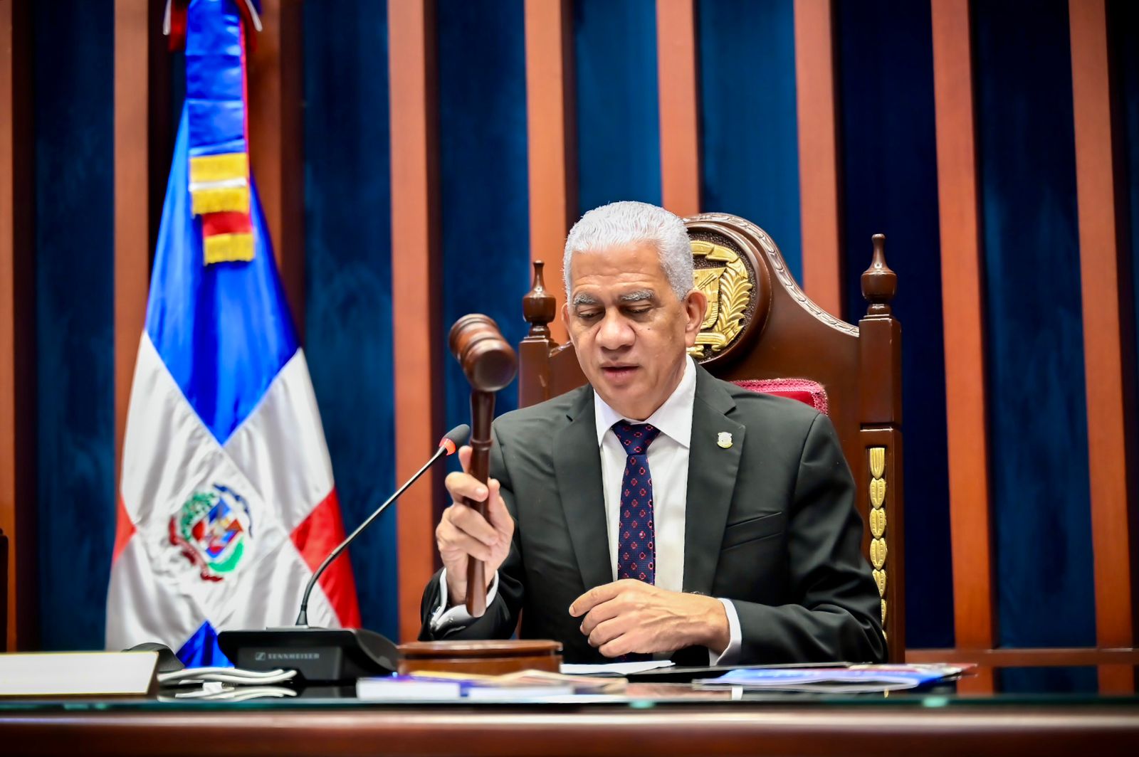 Senado declara de urgencia y aprueba ley que regula contratación de prospectos del béisbol Liga de Verano en RD