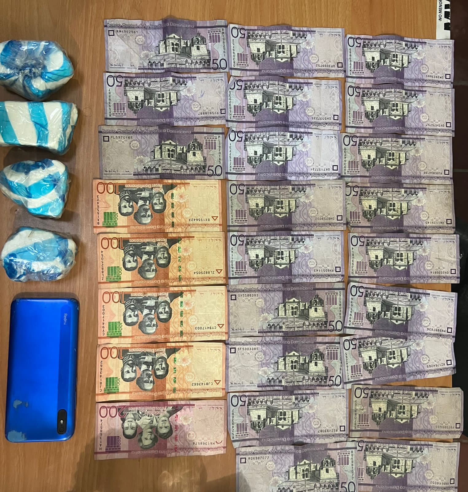 Detienen a hombre por posesión de presunta cocaína en SDN