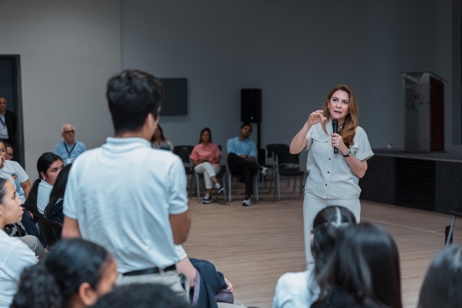 Alcaldesa Carolina Mejía conversa con estudiantes sobre responsabilidad ciudadana Alcaldesa Carolina Mejía conversa con estudiantes sobre responsabilidad ciudadana