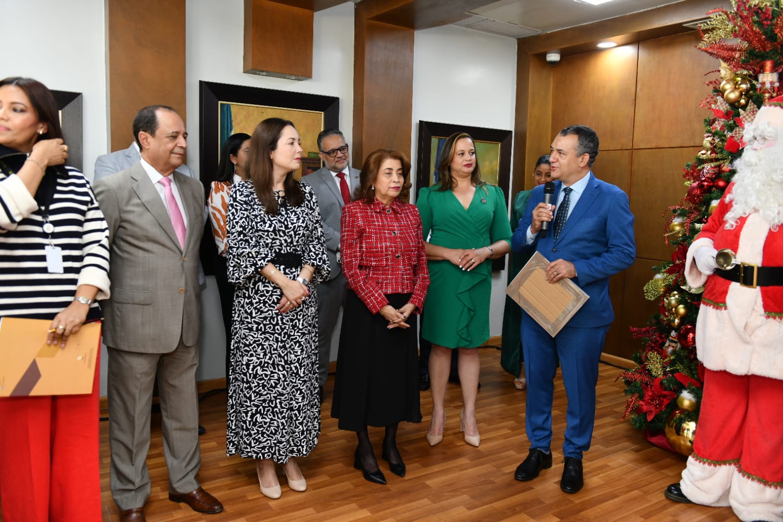 La Junta Central Electoral celebra el inicio de la Navidad reconociendo a cinco colaboradores por antigüedad