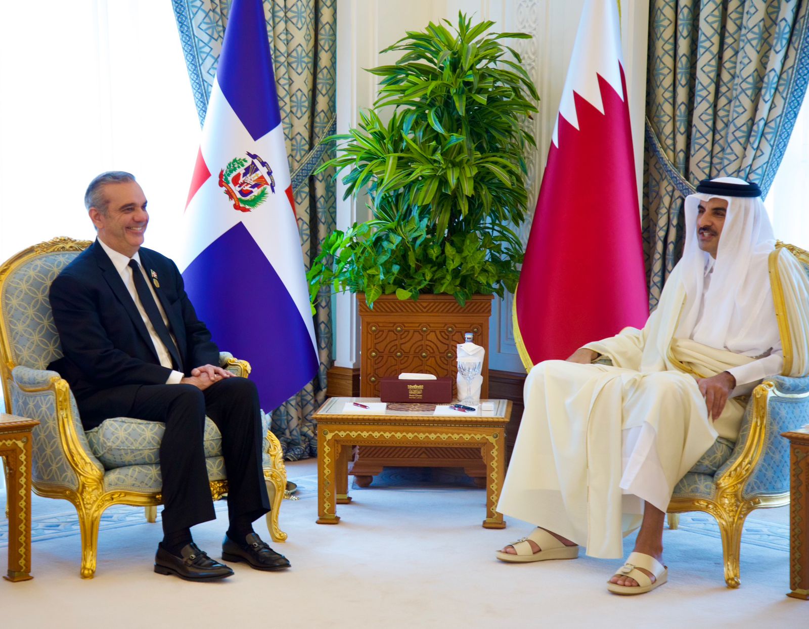 Presidente Abinader se reúne con Emir de Qatar