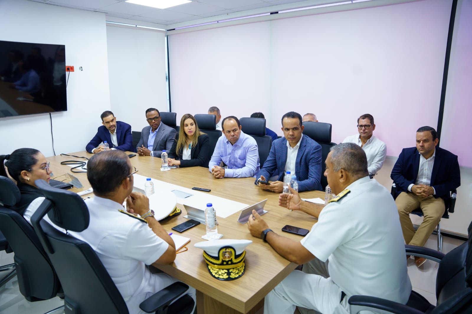 DGM se reúne con líderes de sectores construcción y agrícola; analizan necesidad de obreros extranjeros regularizados