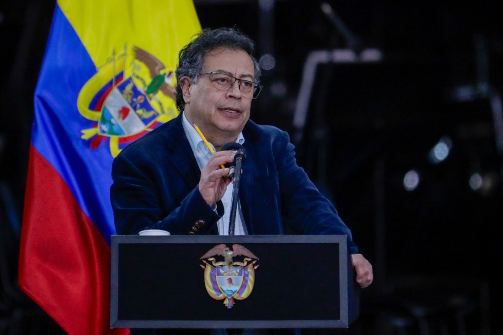 Cámara colombiana pide en una proposición a Petro no asistir a posesión de Maduro en enero