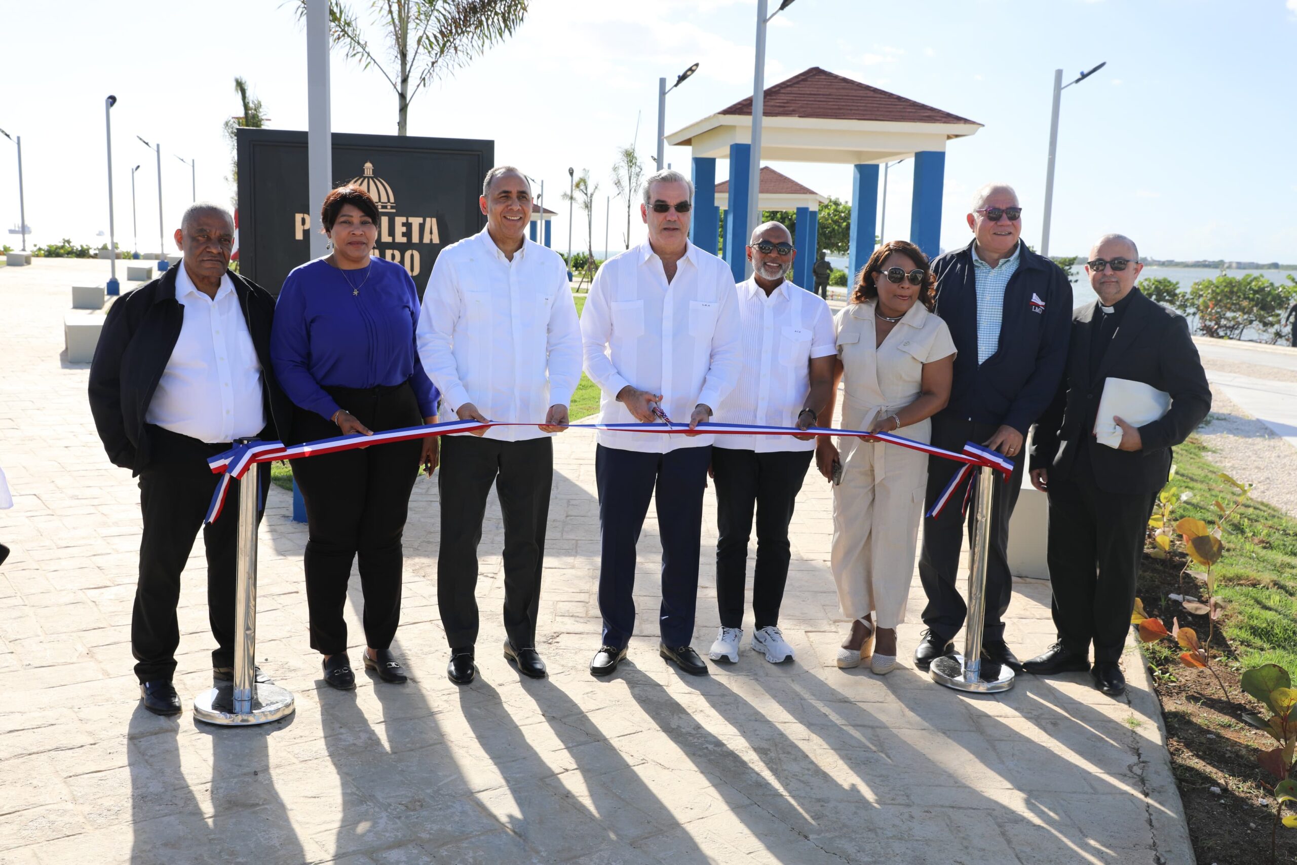 Abinader inaugura escuela básica, plazoleta y cancha deportiva en San Pedro de Macorís