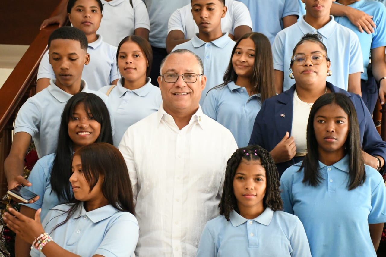 Senador de Elías Piña Realiza Visita Guiada Liceo Francisco del Rosario Sánchez de Juan Santiago