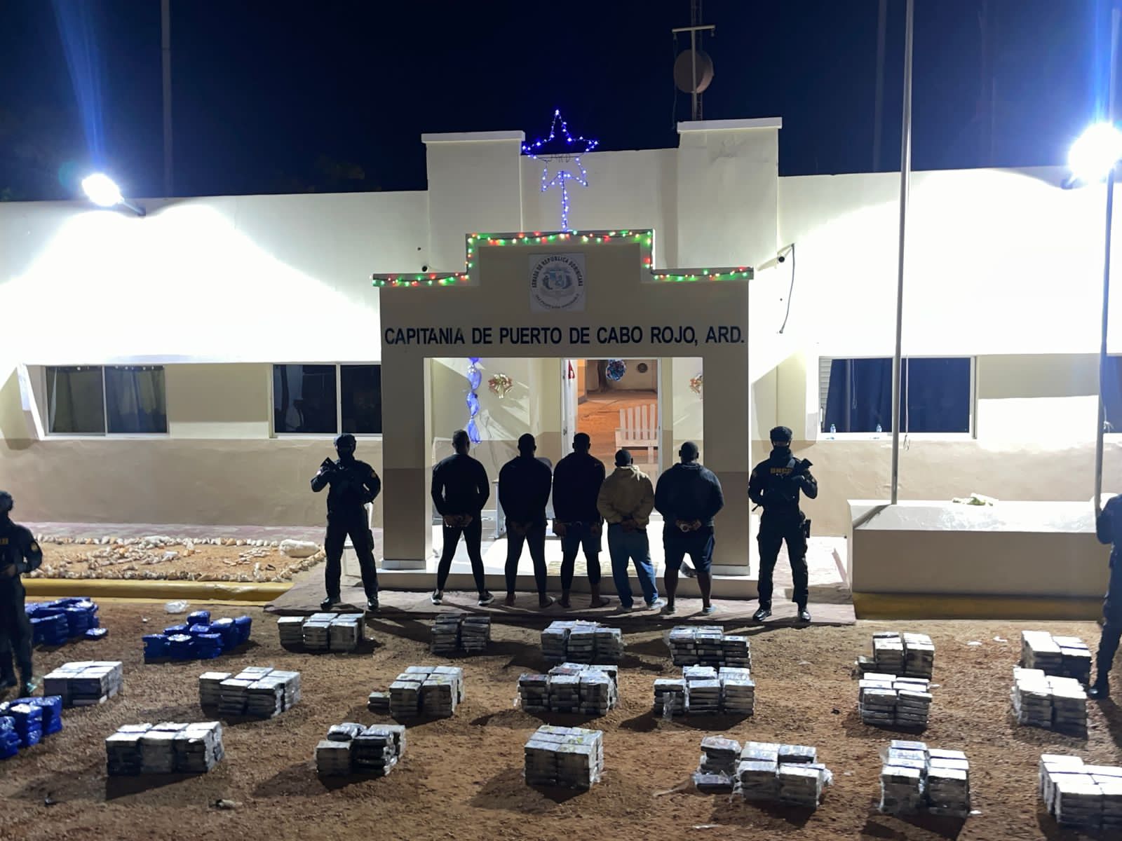 Incautan 732 paquetes presumiblemente de cocaína y 226 de marihuana; apresan cinco