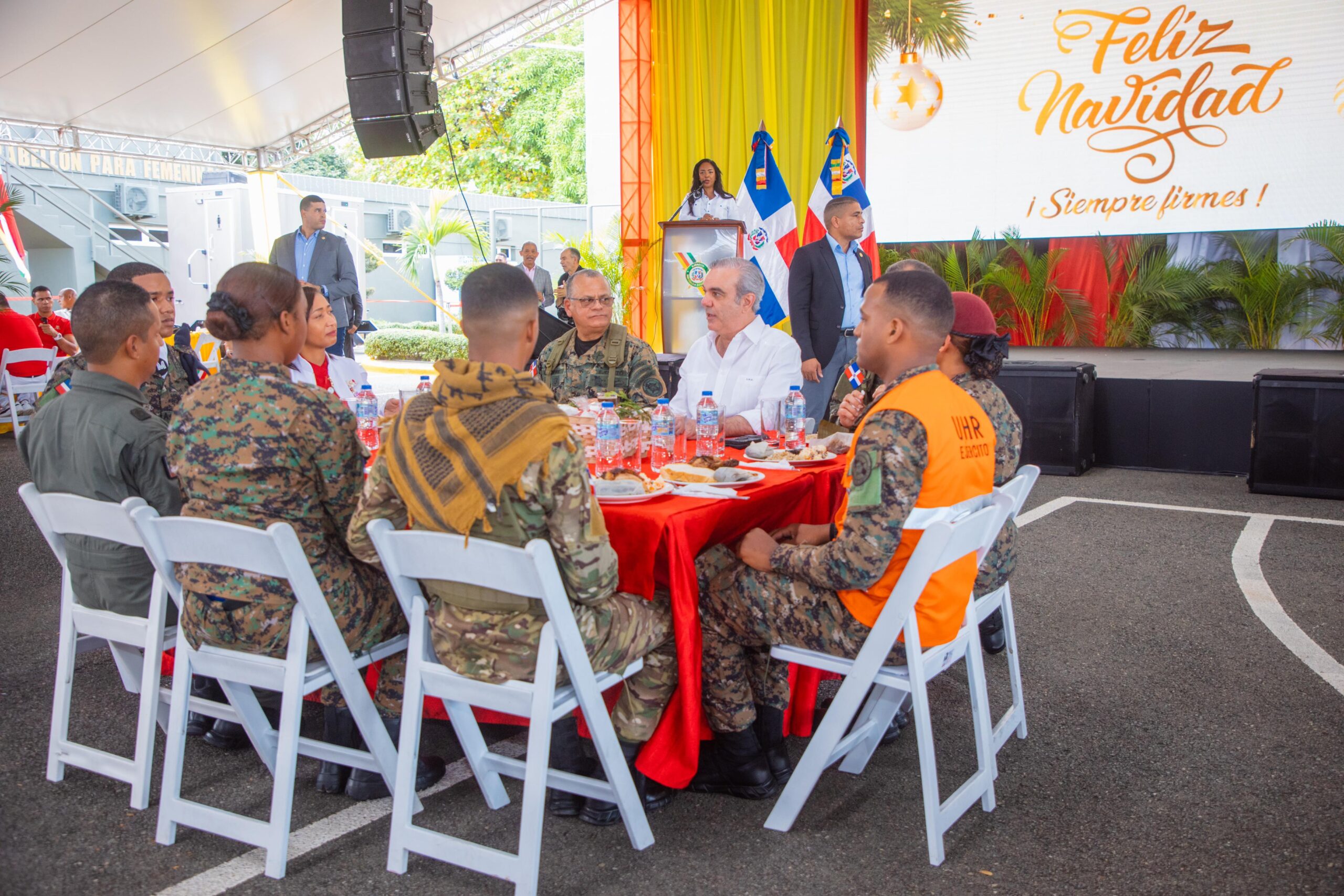 Presidente Abinader almuerza con miembros del ERD y PN