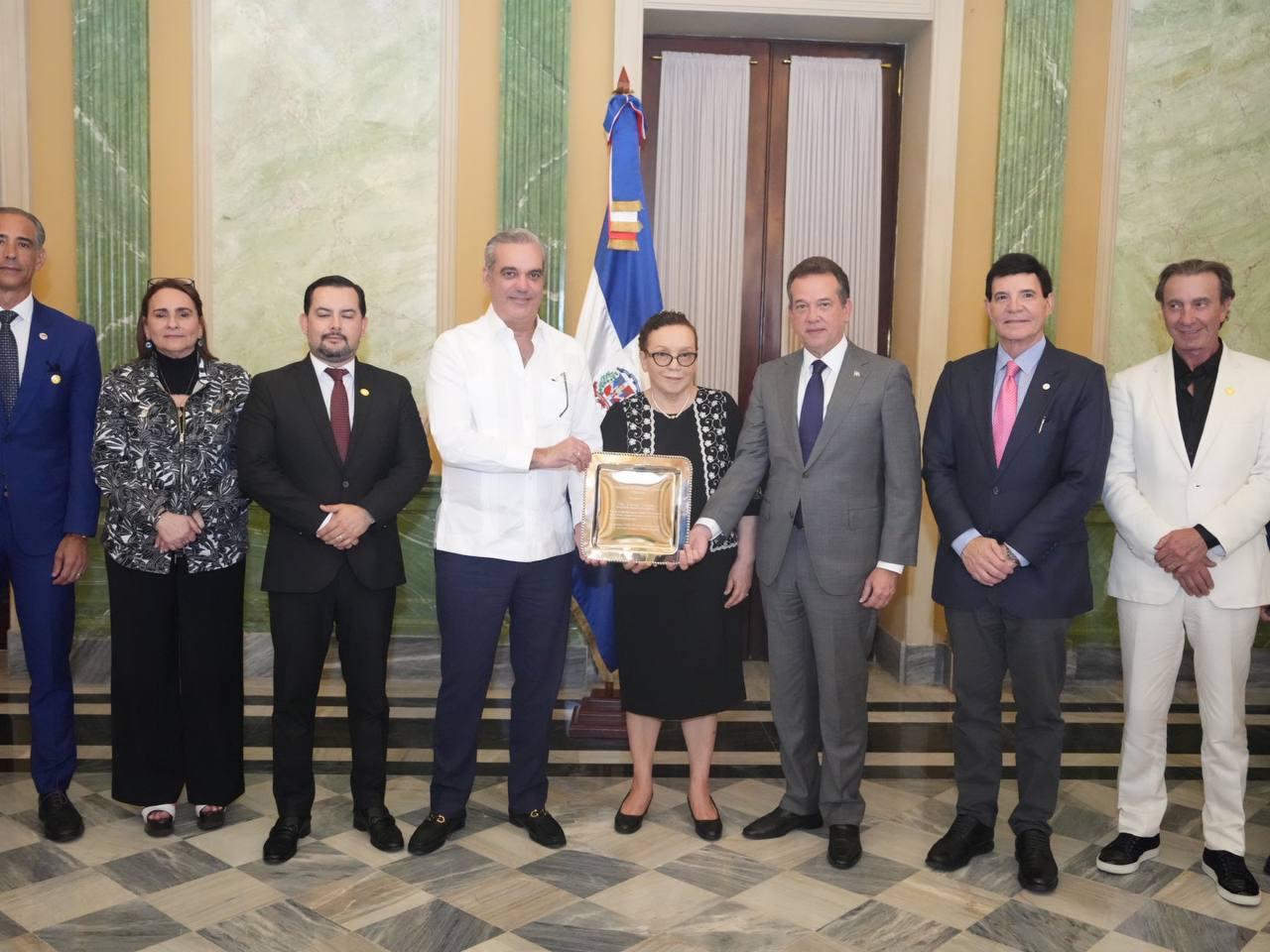 Miriam Germán destaca avances contra el comercio ilícito en RD; recibe reconocimiento del presidente Abinader