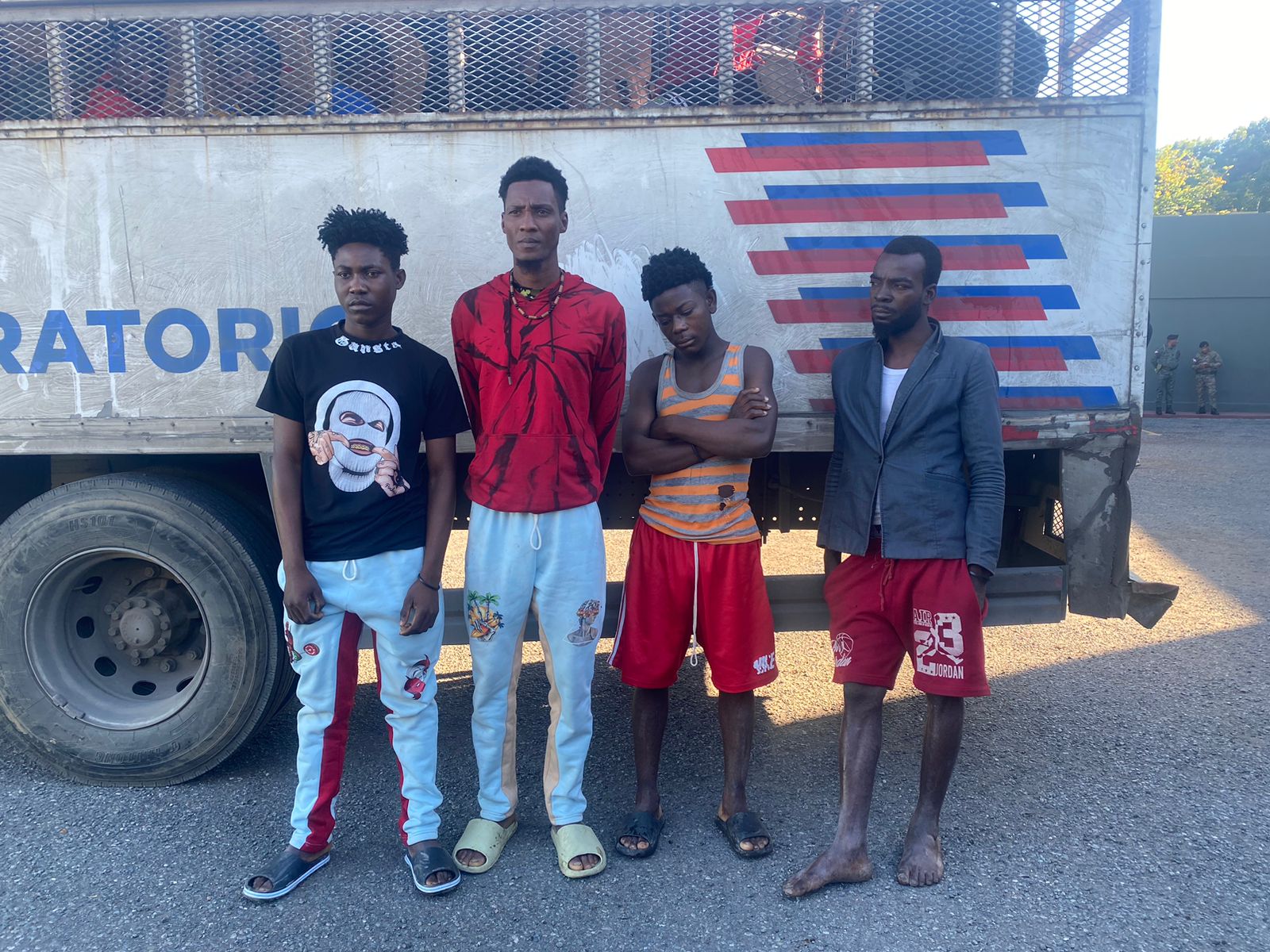 DGM detiene en tres vehículos a 26 haitianos indocumentados que ingresaron al país