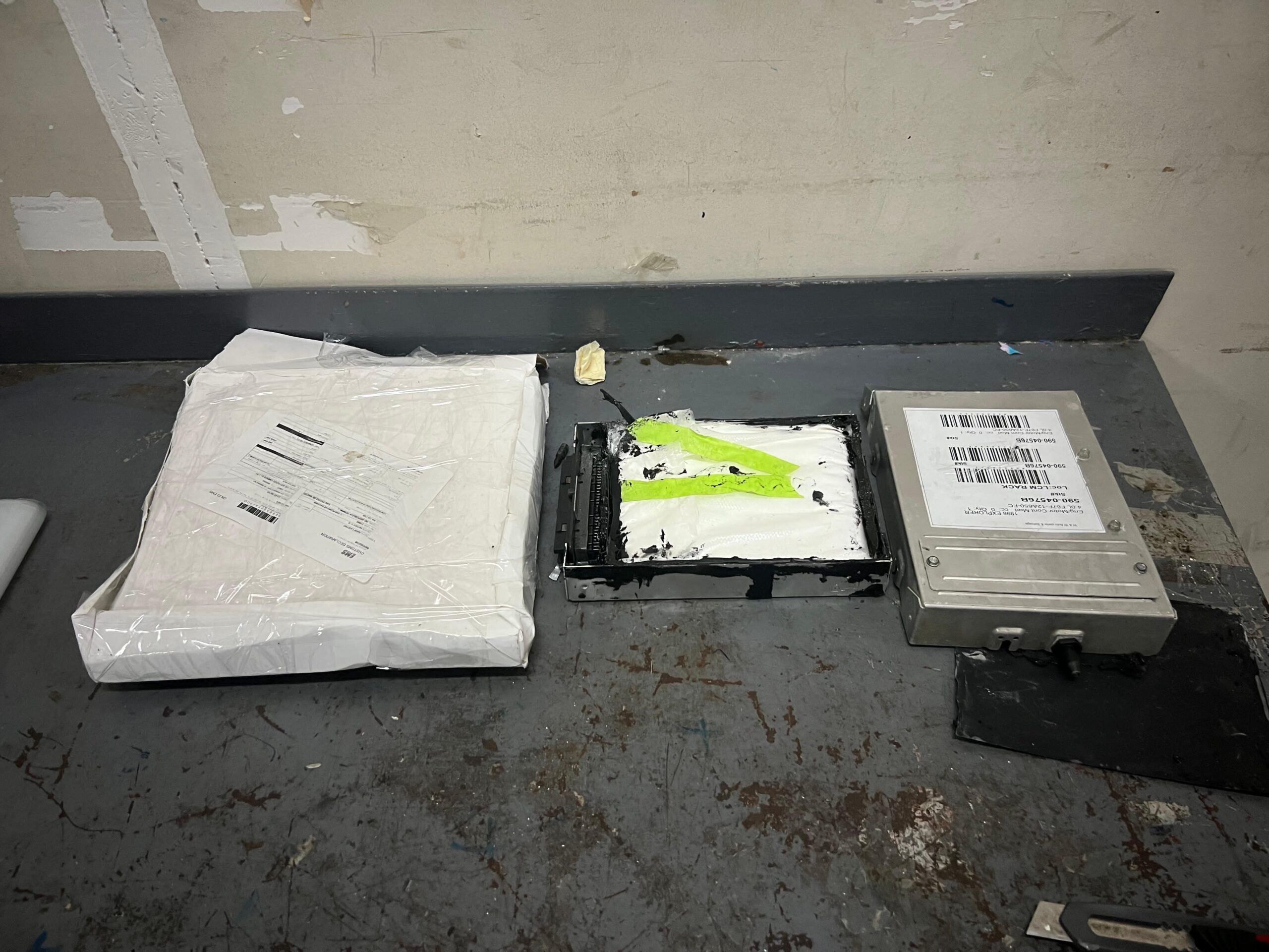 Autoridades ocupan porta placas y dispositivo electrónico de vehículo llenos de presunta cocaína