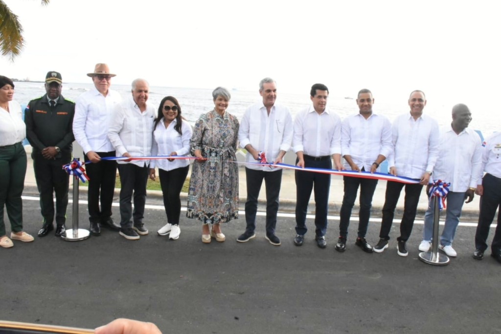 Abinader y Collado entregan el remodelado malecón de San Pedro de Macorís