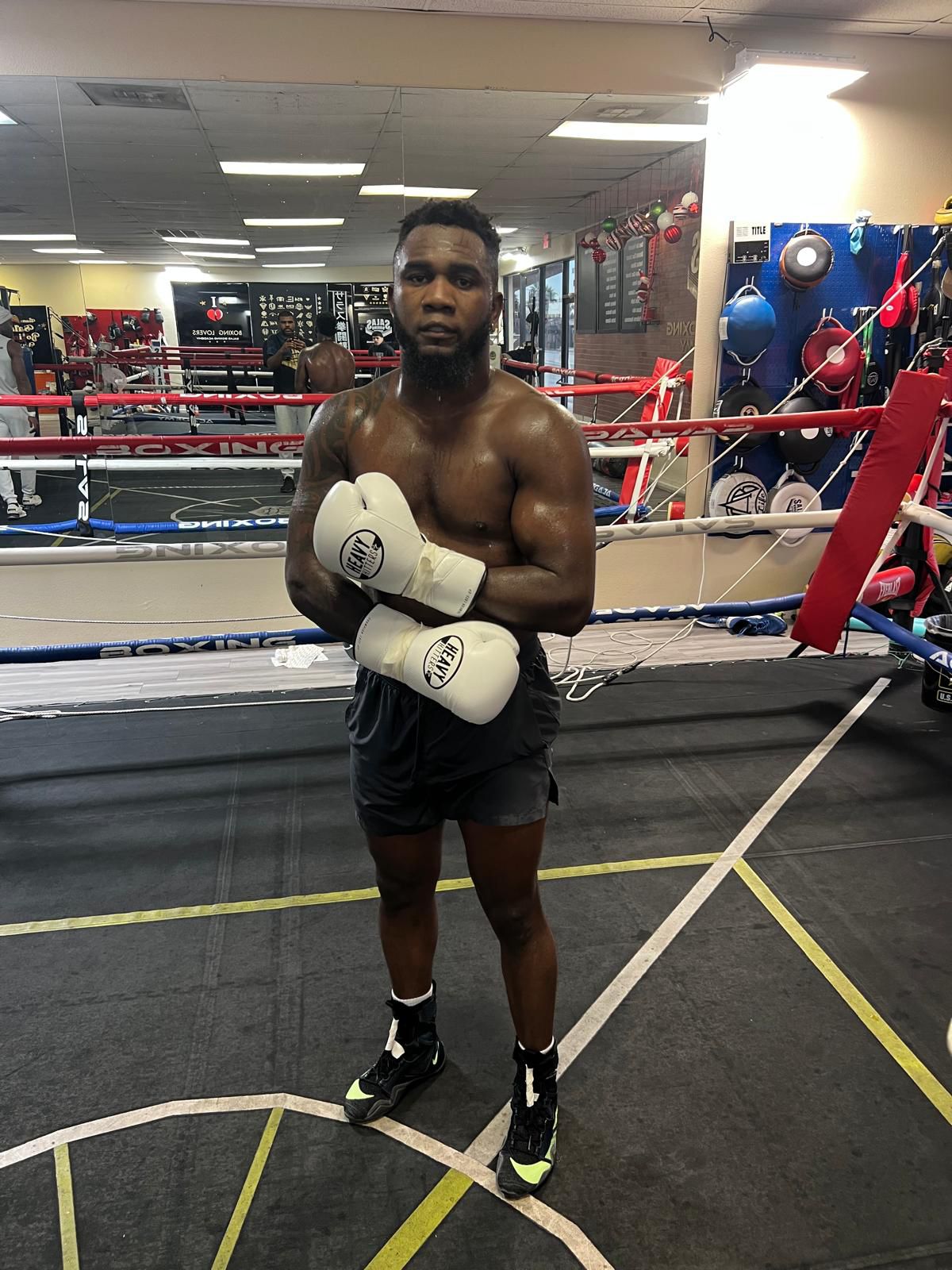 Boxeador dominicano Carlos «Caballo Bronco» ganará más de 100 millones de pesos en su próximo combate