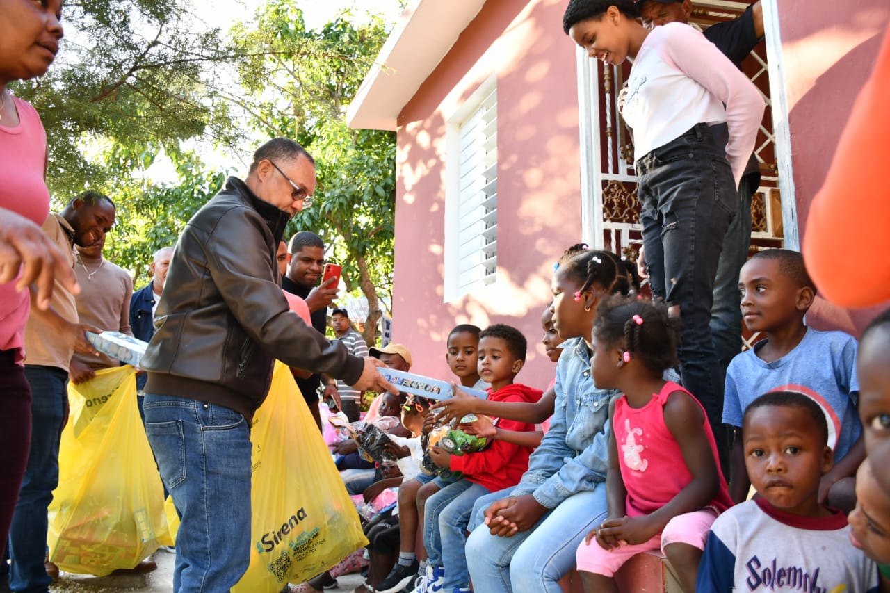 Senador Johnson Encarnación entrega juguetes a niños de bajo recursos en El Barrero y El Junquito, de Hondo Valle