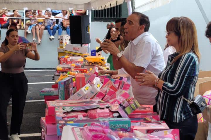 Cientos de niños reciben juguetes de Cruz Jiminián y la Fundación Lama