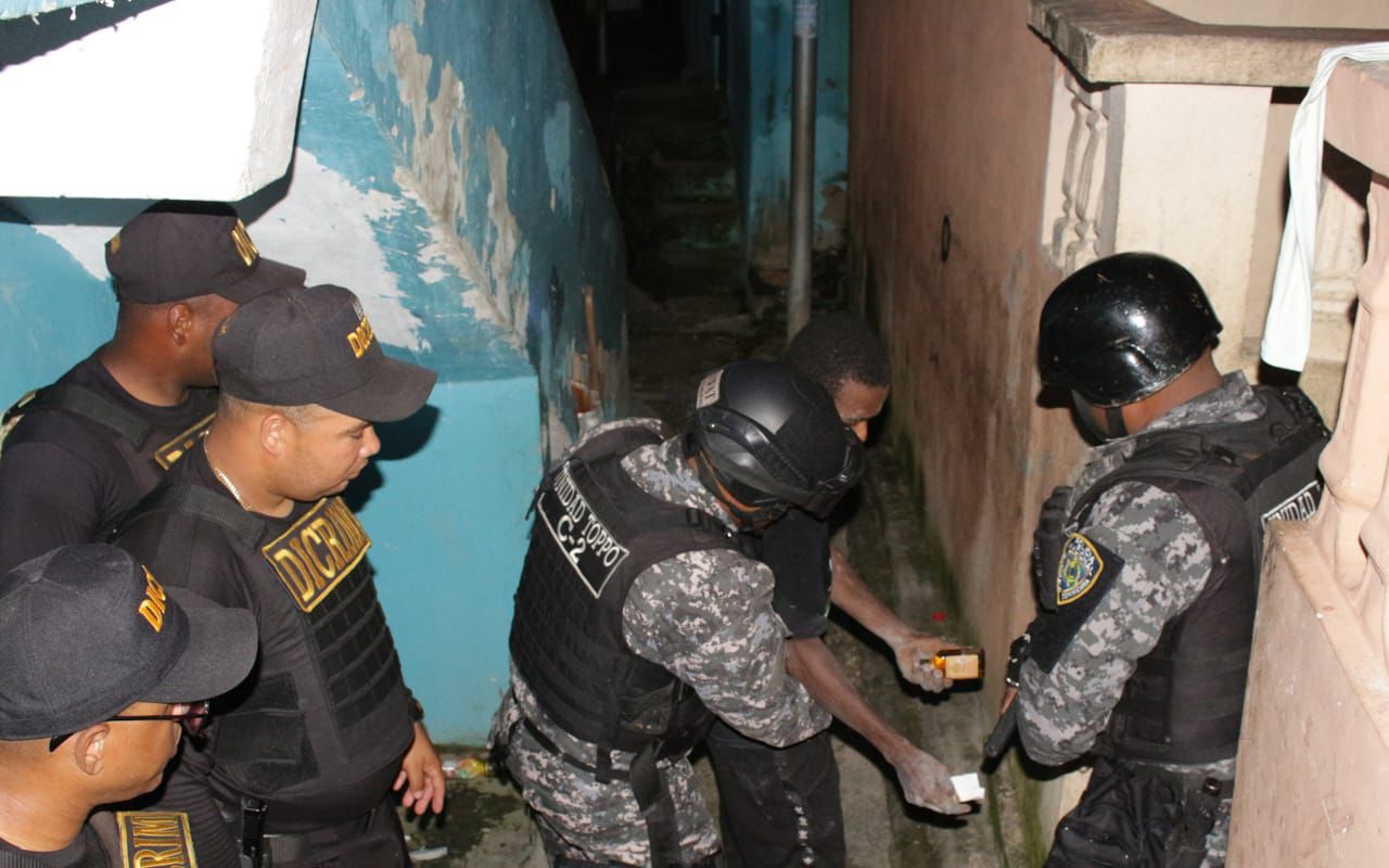 PN apresa hombre con arma de fabricación artesanal y dinero en efectivo en Pimentel
