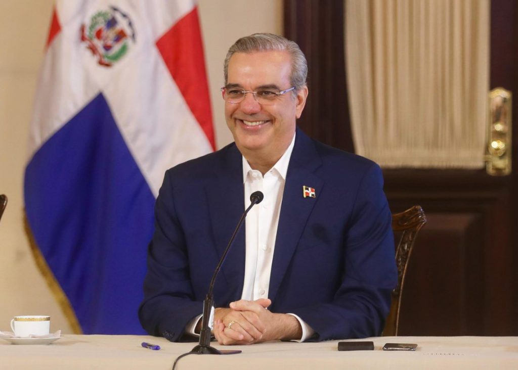 Abinader dona su salario de más de RD$6 millones en el 2024, a causas sociales de alto impacto