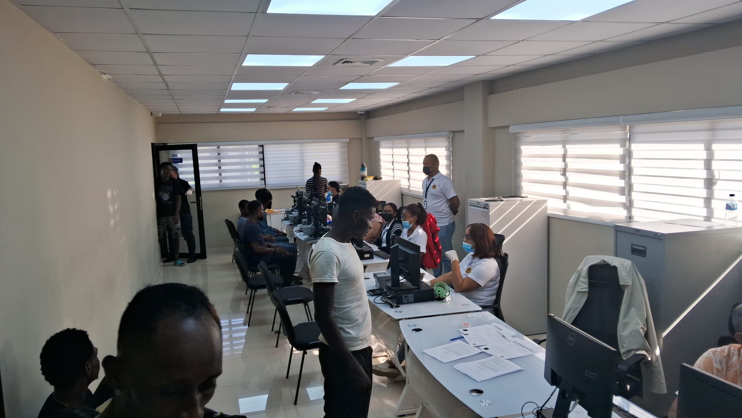 DGM somete siete personas por intentar ingresar haitianos al país con documentos falsos DGM somete siete personas por intentar ingresar haitianos al país con documentos falsos