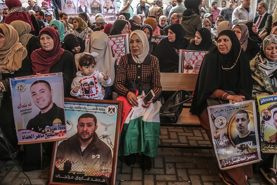 Israel libera al primer grupo de 90 presos palestinos en acuerdo de alto el fuego en Gaza