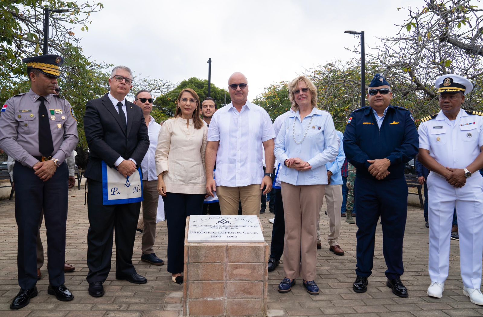 Igor Rodríguez repone tarja en parque de Puerto Plata que fue robada por antisociales