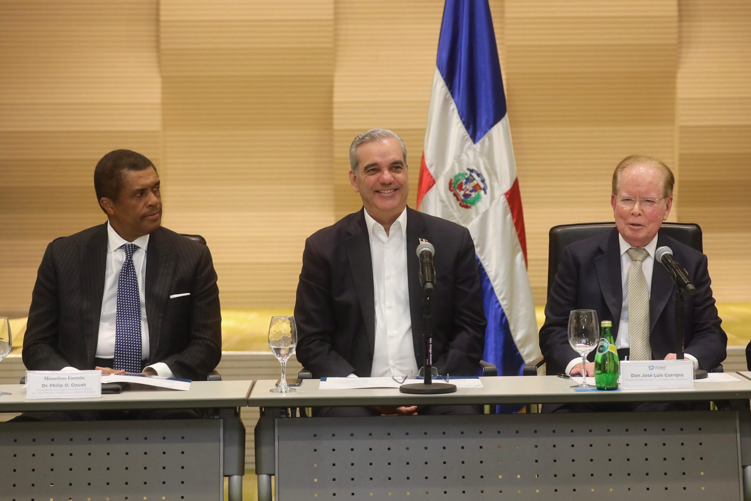 Abinader participa en acto firma para construcción nuevo centro oncológico