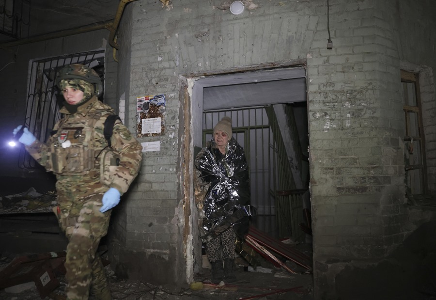 Al menos un muerto y más de 20 heridos en un ataque ruso contra una zona residencial de Zaporiyia