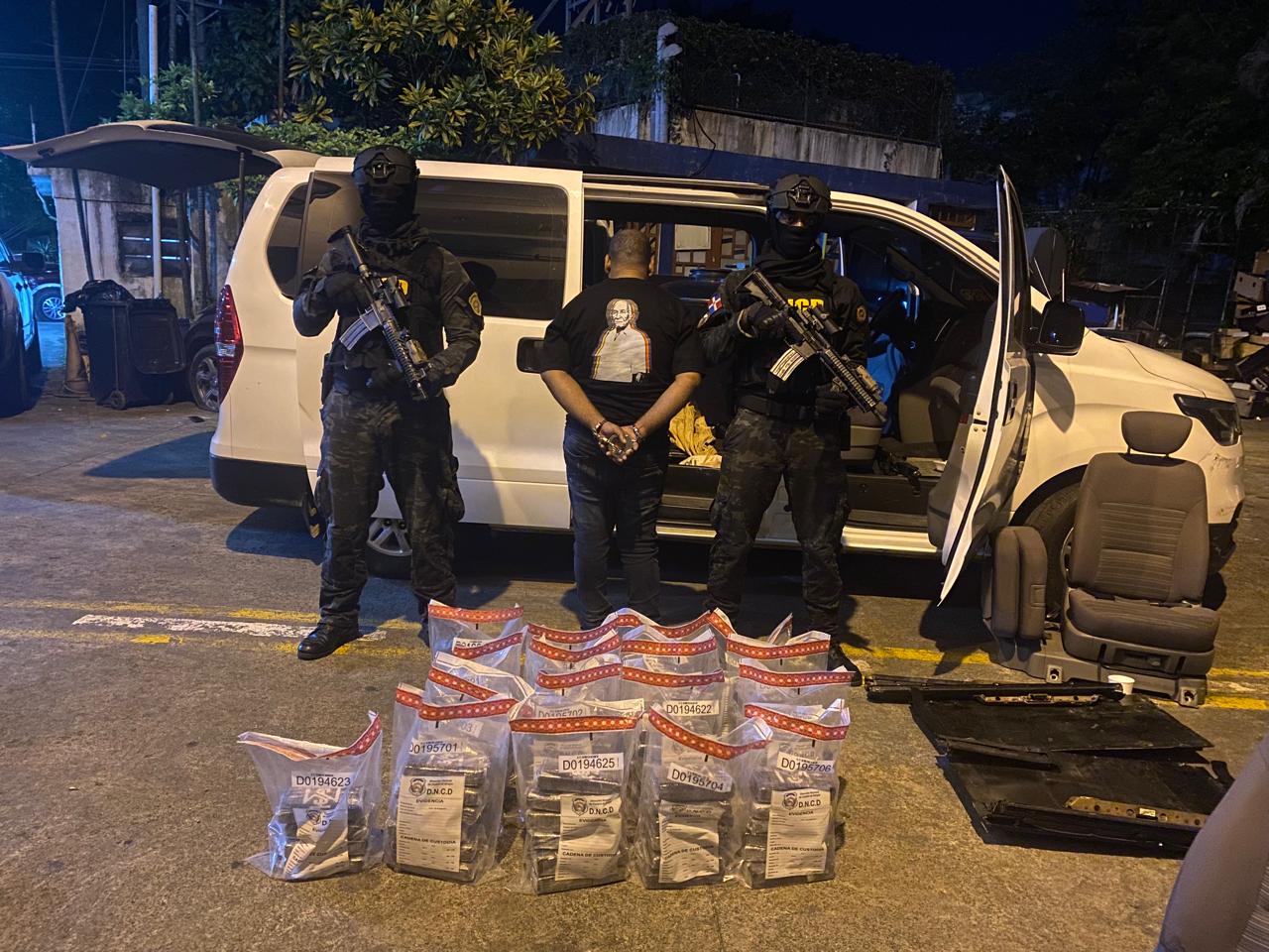 Incautan 100 paquetes de presunta cocaína en SDE; apresan uno