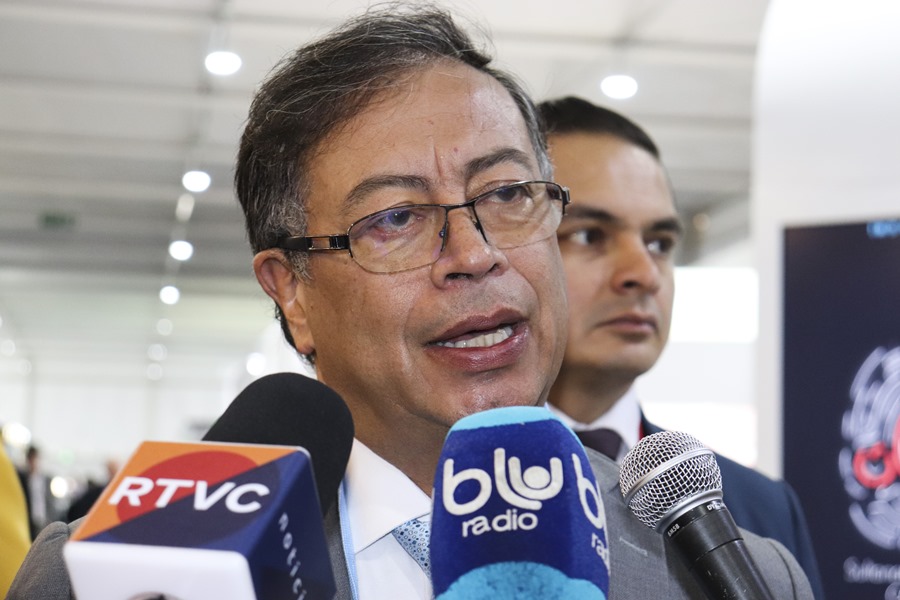 Presidente colombiano desautoriza entrada de aviones de EEUU con deportados sin trato digno
