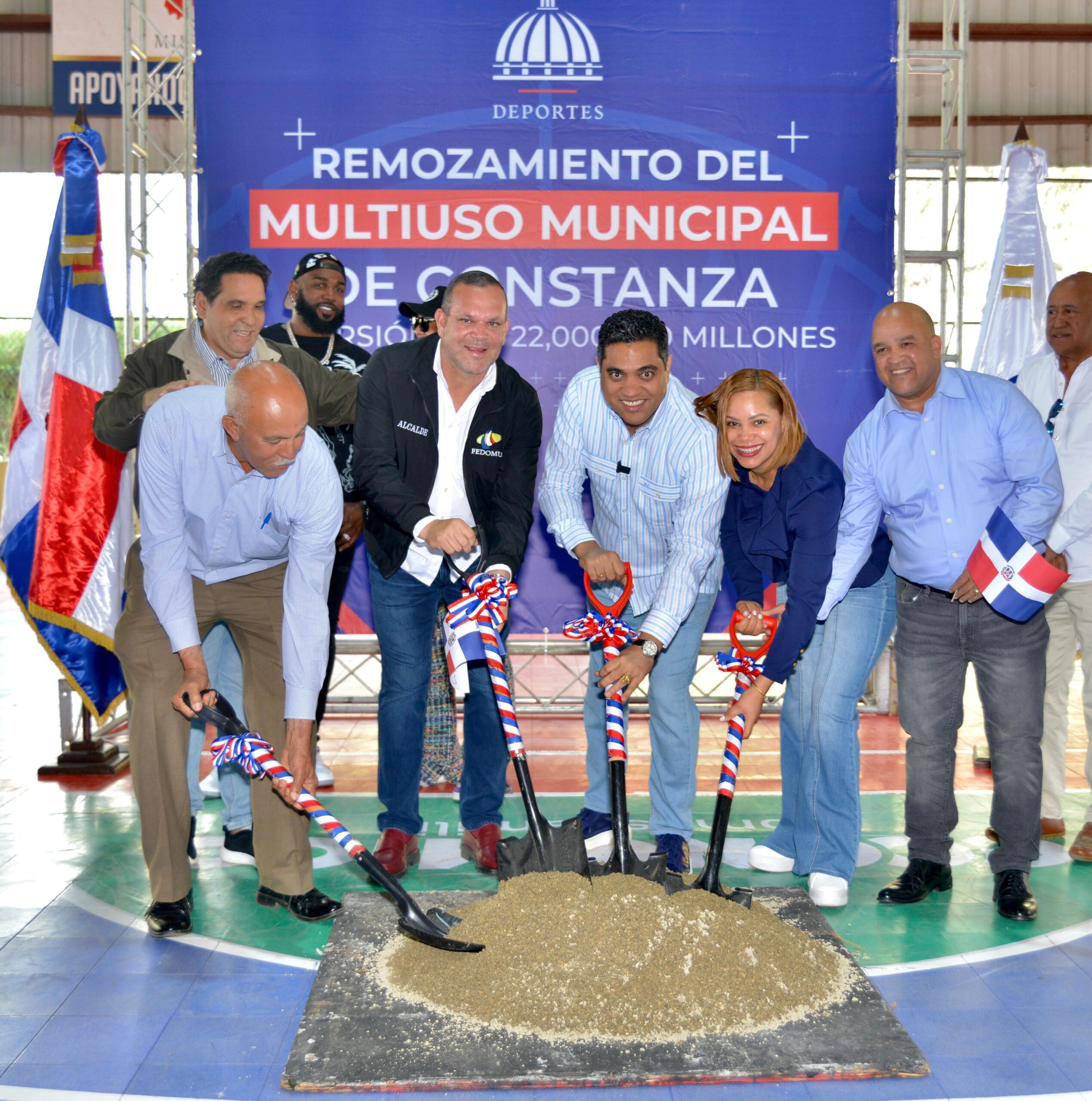 Ministro Kelvin Cruz inicia remodelación del multiuso de Constanza