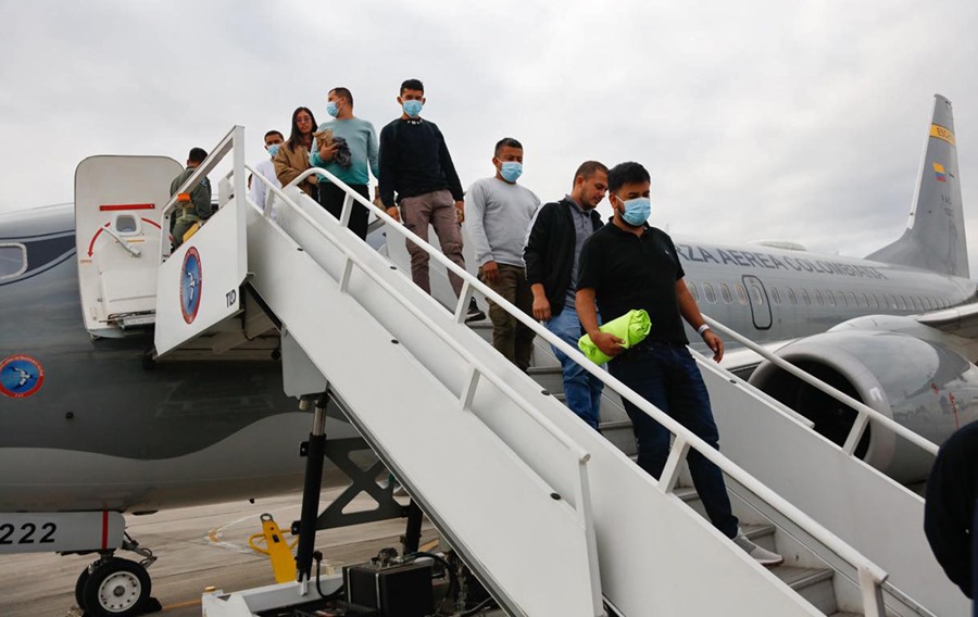 Aterriza en Bogotá el primero de los dos aviones de Colombia con deportados de EEUU