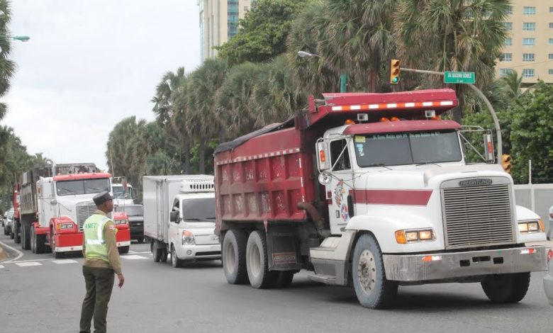 INTRANT y ADN prohíben circulación de vehículos pesados en el Malecón de Santo Domingo para evitar accidentes