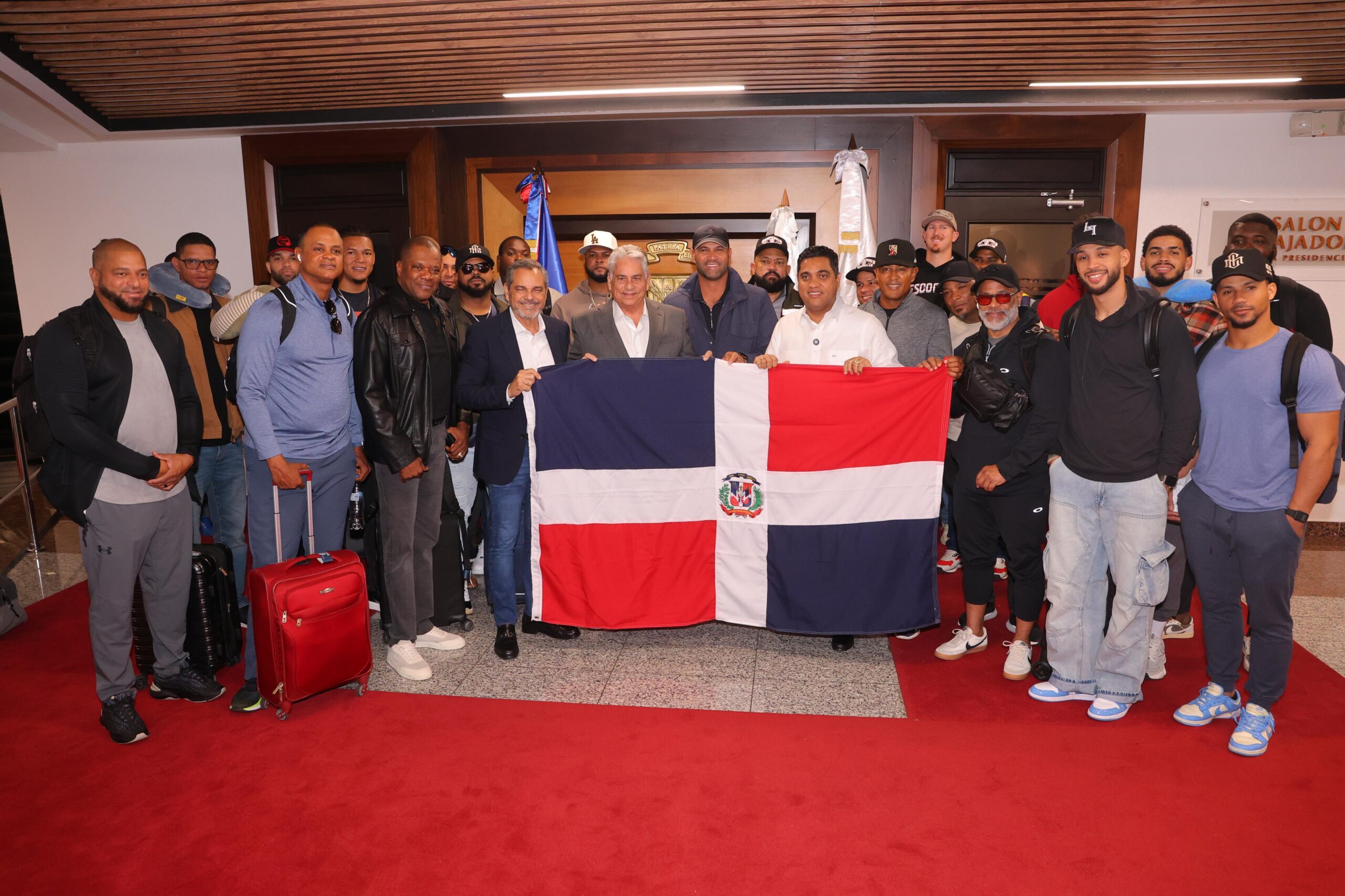Kelvin Cruz exhorta al equipo dominicano defender con gallardía la patria y traer corona de la Serie del Caribe