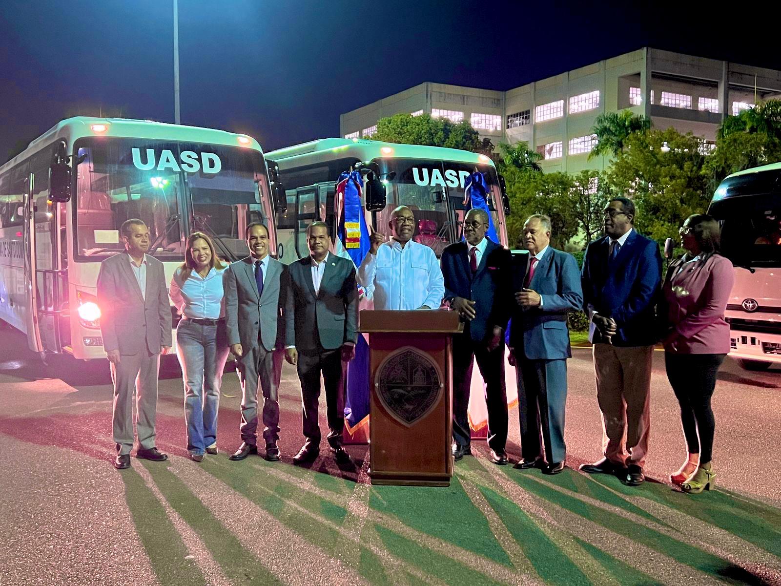 UASD incorpora tres modernos autobuses para los viajes a los recintos, centros y subcentros