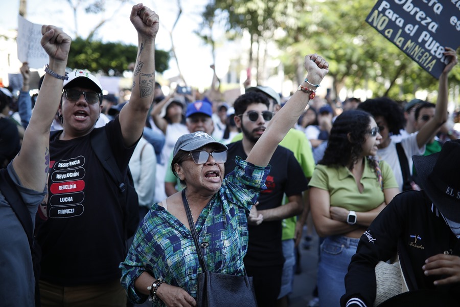 Cientos de salvadoreños protestan por ley de minería metálica impulsada por Nayib Bukele
