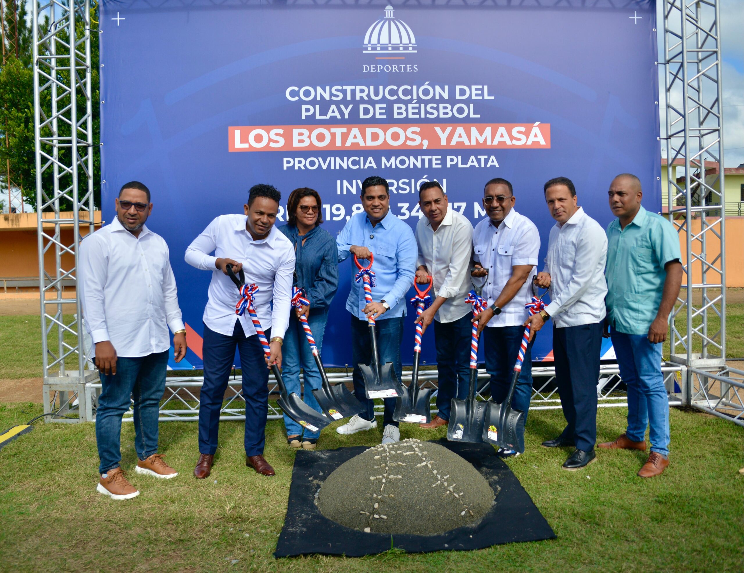 Ministro Kelvin Cruz pone en marcha remozamiento play de beisbol de Los Botados Ministro Kelvin Cruz pone en marcha remozamiento play de beisbol de Los Botados