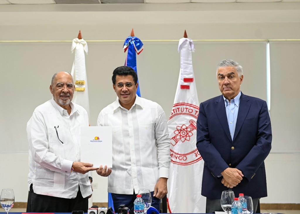 Turismo entrega un millón de dólares a universidades para investigación del sargazo
