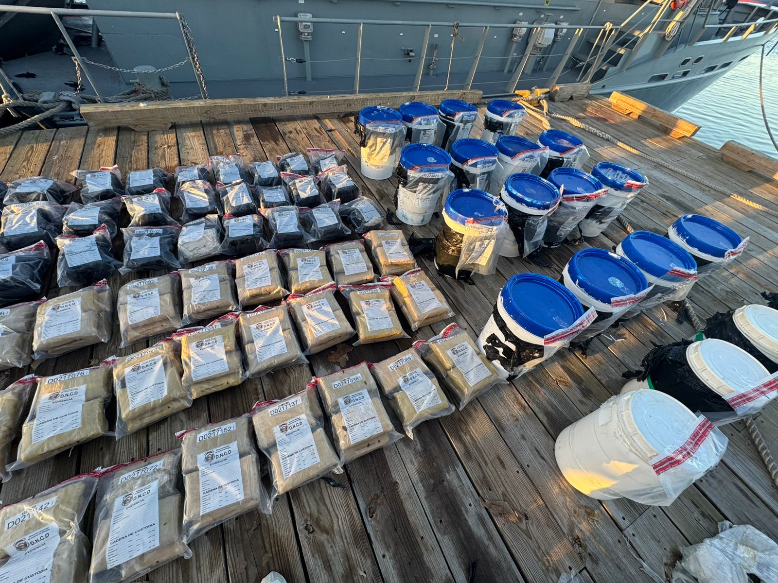 Ocupan cargamento de presunta marihuana en Peravia y más de 50 láminas en Puerto Caucedo