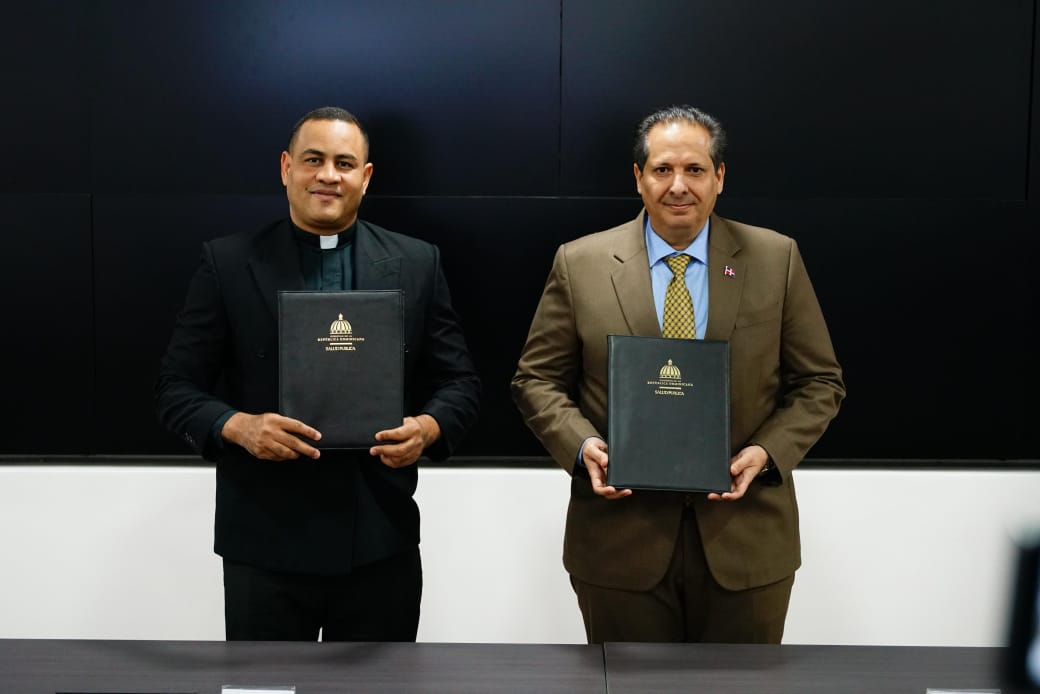 Ministerio de Salud y Universidad Católica SD firman convenio para fortalecer la formación de colaboradores