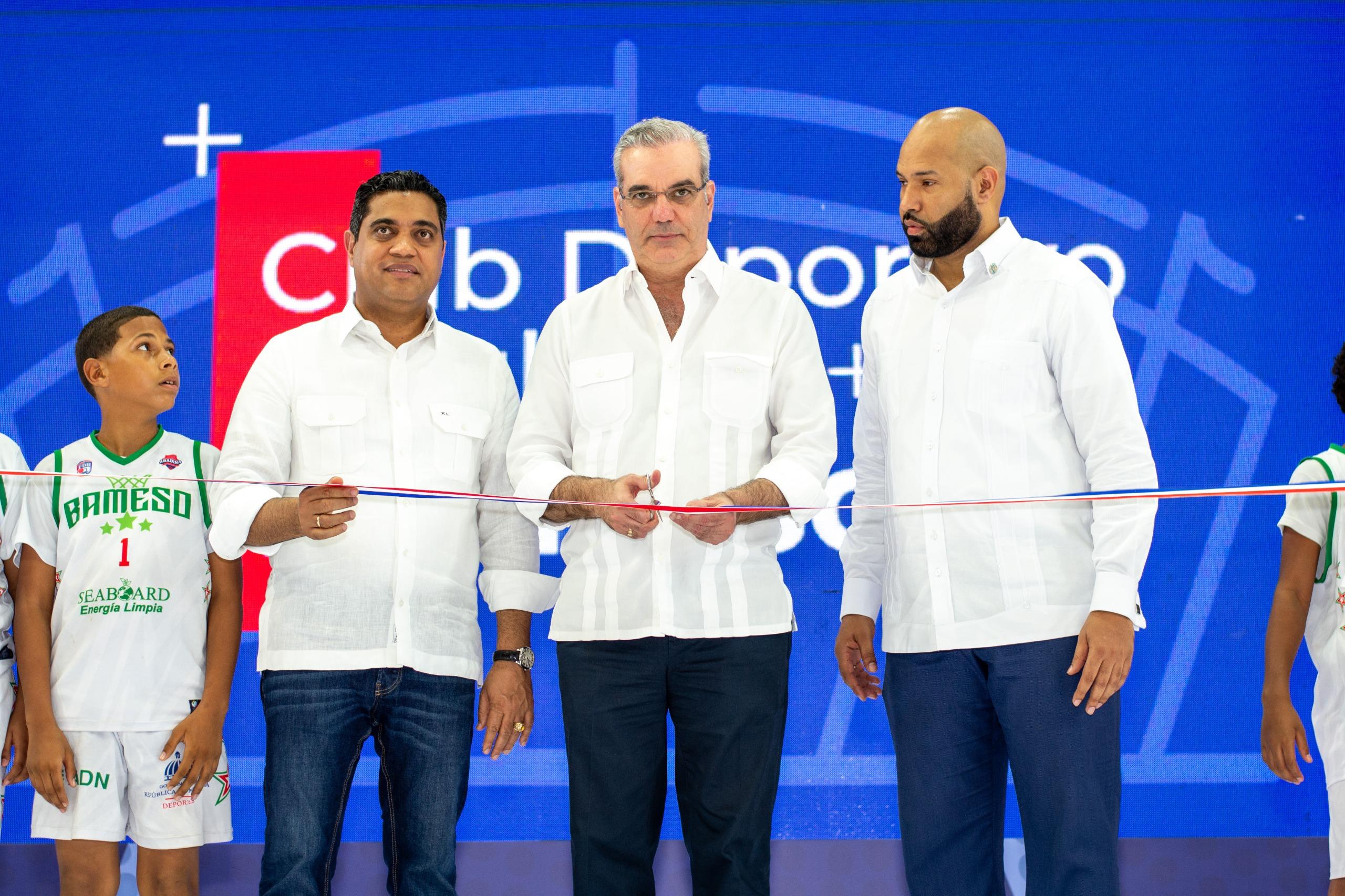 Abinader y ministro Kelvin Cruz entregan el remozado Club Bameso