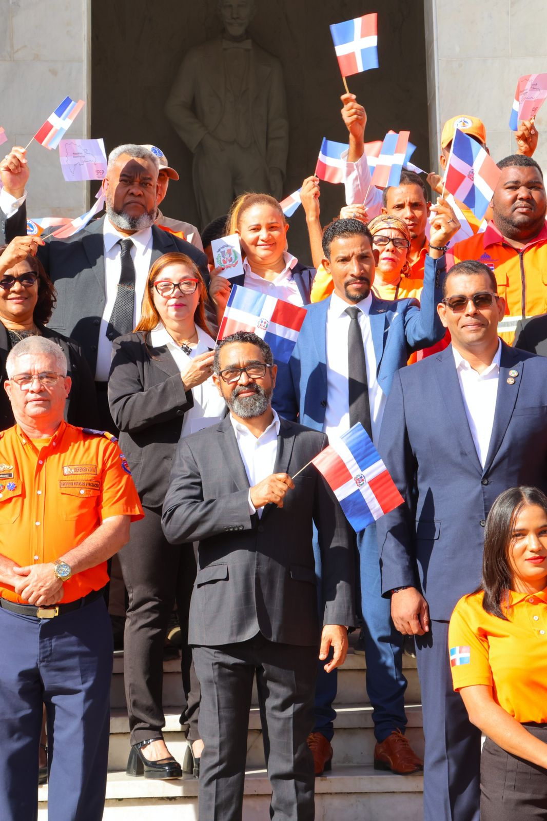 Juan Salas y su equipo Defensa Civil honran a la Patria con ofrenda floral Juan Salas y su equipo Defensa Civil honran a la Patria con ofrenda floral