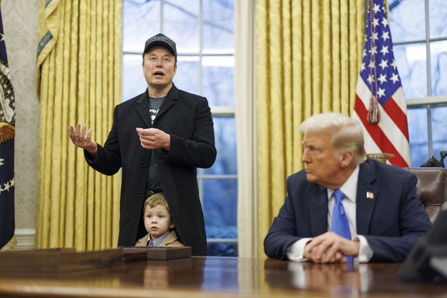 Trump firma un decreto para reducir el tamaño de la Administración y dar más poder a Elon Musk