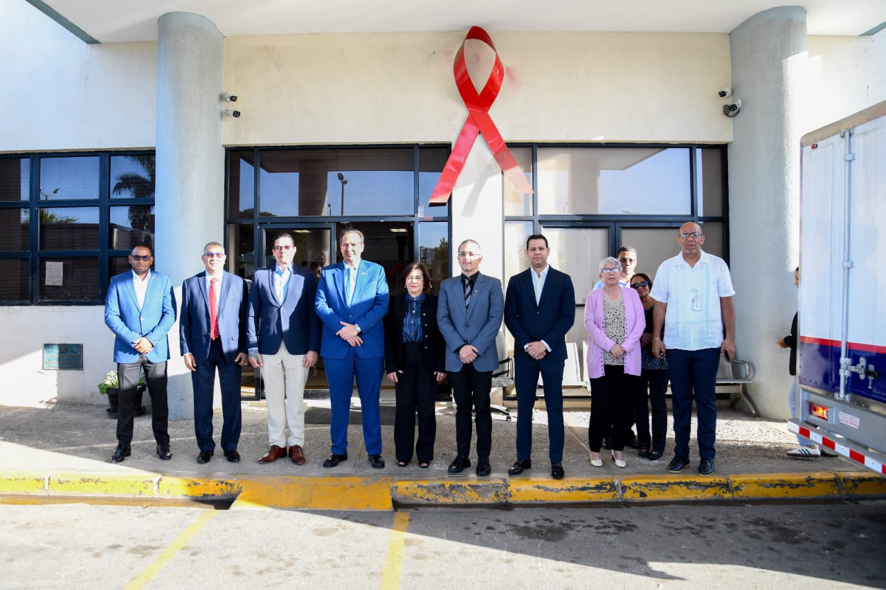 Ministerio de Salud Pública recibe del CONAVIHSIDA dos furgonetas para traslado de muestras
