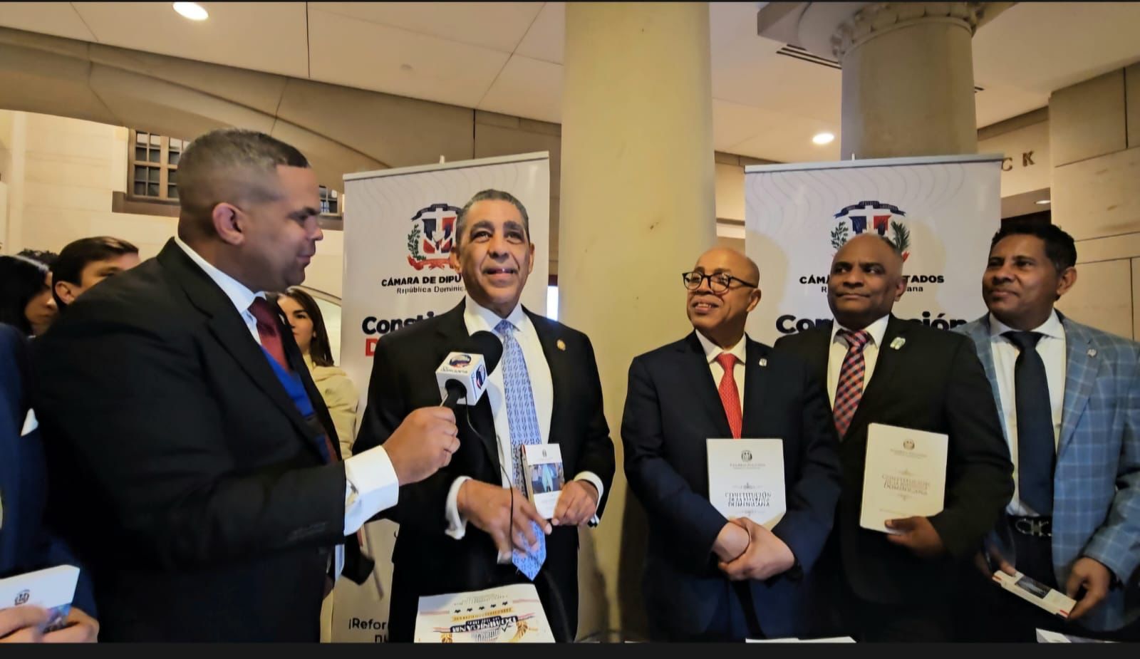 Adriano Espaillat felicita a Alfredo Pacheco por presentar nueva Constitución en Dominicanos en el Capitolio Adriano Espaillat felicita a Alfredo Pacheco por presentar nueva Constitución en Dominicanos en el Capitolio